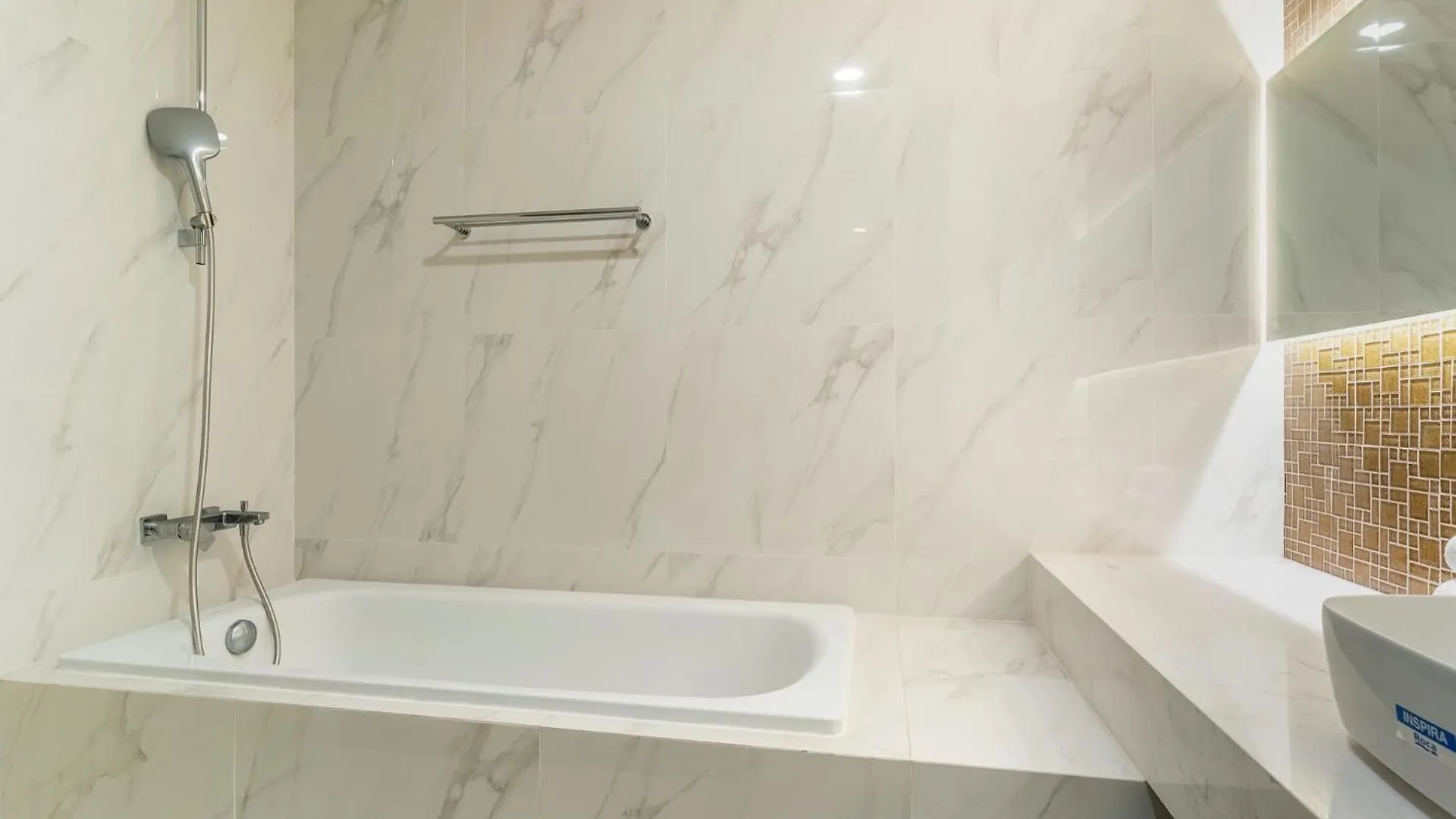 De Lux Madison Best Central 2 Bedrooms 2 Baths, Pool Gym Ho Chi Minh City