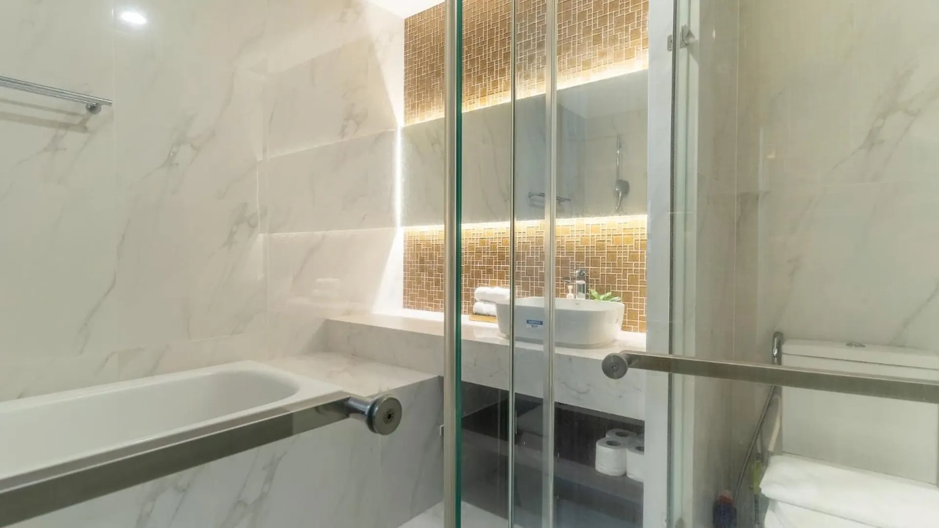 Apartment De Lux Madison Best Central 2 Bedrooms 2 Baths, Pool Gym Ho Chi Minh City